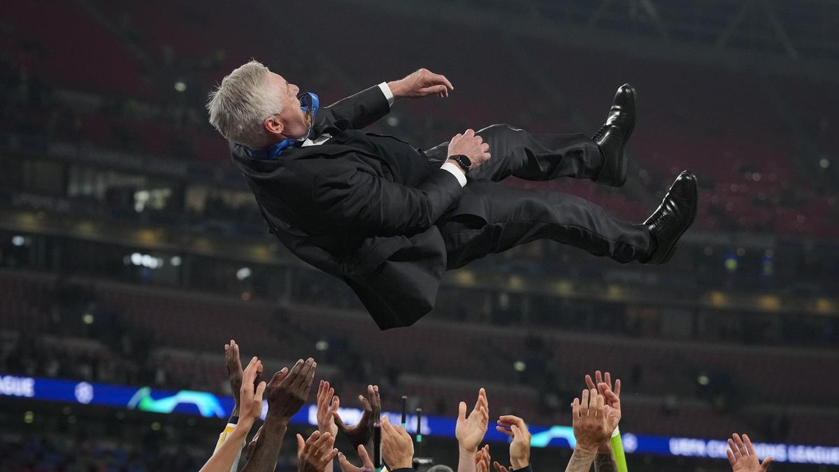 Da verlor auch Trainer Carlo Ancelotti den Boden unter den Füßen: Seine Spieler warfen ihn in den Londoner Nachthimmel 