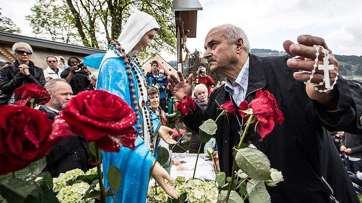 Bis zu 2000 Gläubige pilgern immer zu den Marienerscheinungen in Bad St. Leonhard