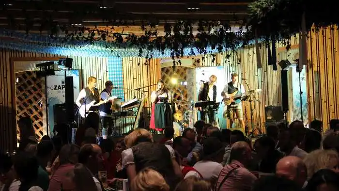 Die bayerische Band "O'zapft is" sorgte für Stimmung.
