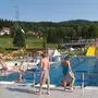 Badegäste suchen Abkühlung im Freibad