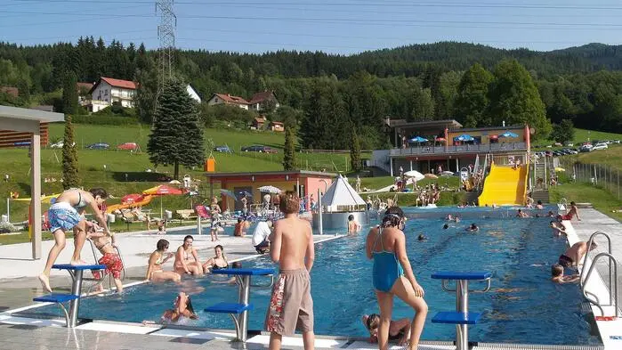 Badegäste suchen Abkühlung im Freibad