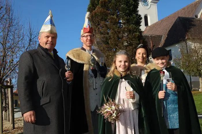 Neu in den närrischen Adelsstand erhoben wurde auch das Kinderprinzenpaar. Auf Prinz Jakob und Prinzessin Romana folgten Maximilian und Hannah