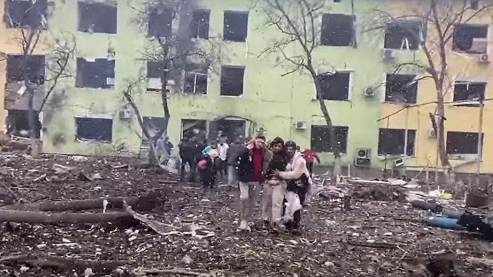 Flucht aus dem beschossenen Krankenhaus in Mariupol