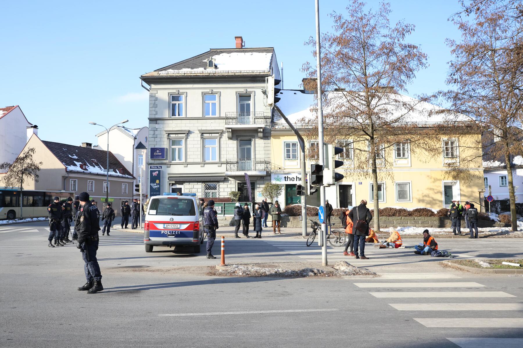 Strafen für Klimakleber reduziert: Klagenfurter Beamter muss erneut vor Gericht