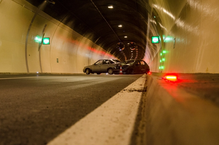Auch eine Schülergruppe musste aus dem stark verrauchten Tunnel evakuiert werden. Parallel dazu ereignete sich am anderen Ende des Tunnels im Rückstau ein schwerer Auffahrunfall mit drei verletzten Personen, wodurch der Anfahrtsweg anrückender Feuerwehren blockiert wurde.