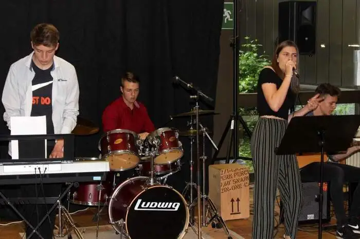 Die zehn Lehrer des Musischen Zweiges studierten, unter der Gesamtkoordination von Fritz Rappold, wieder ein buntes und abwechslungsreiches Programm ein.