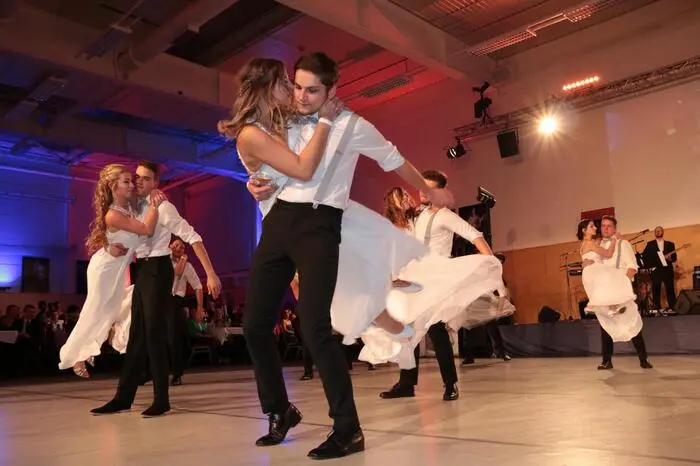 Ein Höhepukt des Abends war die von Manuela Katschner choreografierte Polonaise. Dabei begeisterte man vor allem mit sportlichen und akrobatischen Figuren.