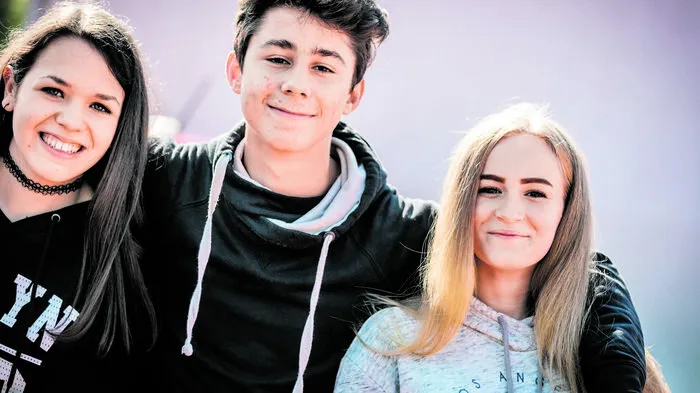 Die Jury: Stefanie, Andreas und LisaStefanie: „Ich möchte so schnell wie möglich den Führerschein machen. Viele meiner Mitschüler werden sogar den L17-Führerschein beantragen.“Andreas: „Auf ein eigenes Auto zu verzichten, kann ich mir nicht vorstellen. Ich wohne viel zu weit entfernt von der nächsten Bushaltestelle.“Lisa: „Ich würde mir noch länger kein Elektroauto kaufen, sondern einen Benziner. Da kann man überall tanken und muss keine Ladestation suchen.“