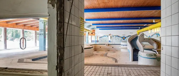 Blick in ein altes Thermalbad, das verfallen ist