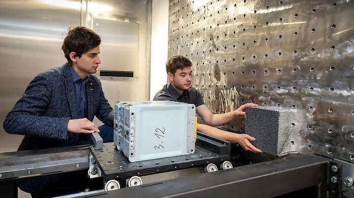 In der Crashanlage werden Batterien Kollisionen mit 100 km/h ausgesetzt. Mit den gesammelten Daten und Erkenntnissen soll die Sicherheit weiter erhöht werden.