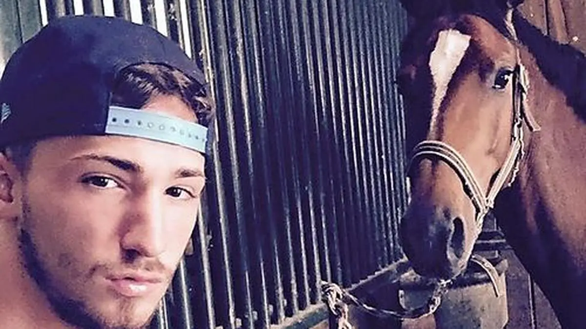 Avdijaj und das Pferd am Pool