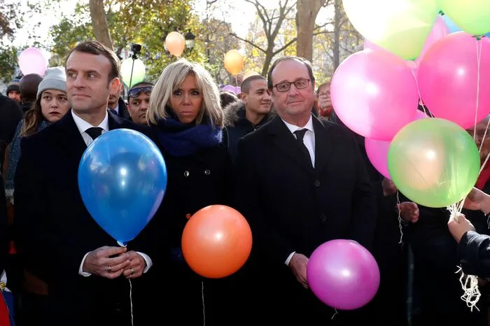 Die Gedenkfeierlichkeiten begannen vor dem Fußballstadion Stade de France im Pariser Vorort Saint-Denis. Im Anschluss nahmen Macron und Hollande an weiteren Gedenkzeremonien vor Restaurants und Cafés im Zentrum der französischen Hauptstadt teil.