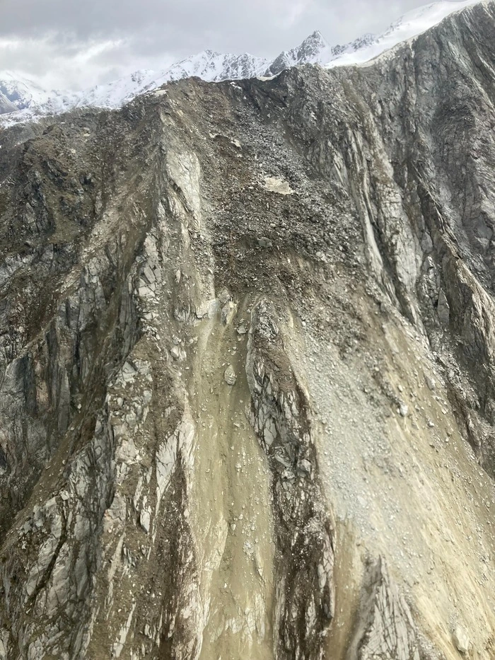 Gewaltige Mengen an Material stürzen aufgrund eines Bergrutsches in den Mellitzgraben