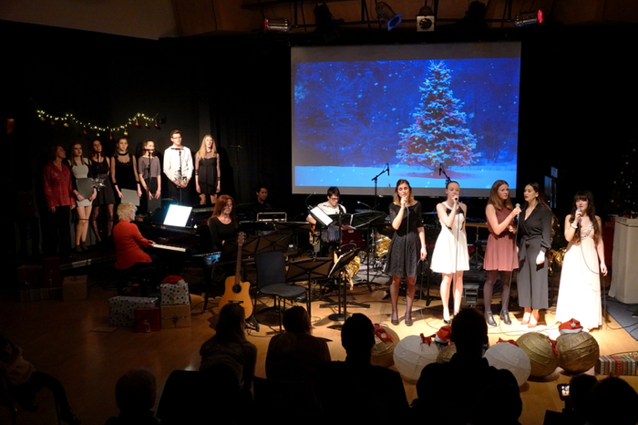 Mit "Stille Nacht ", in sechs verschiedenen Sprachen gesungen, klang das Konzert stimmunsvoll aus.