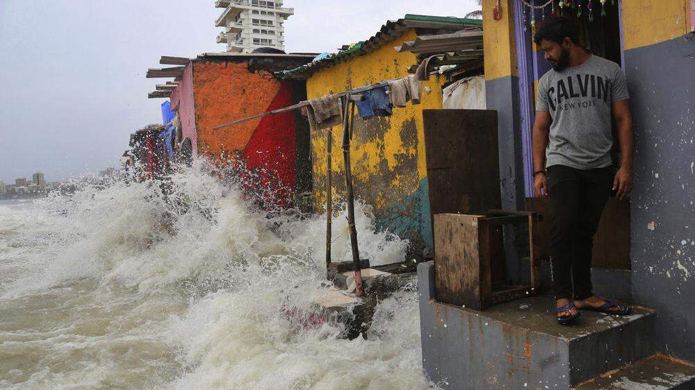 Heftige Regenfälle haben in den vergangenen drei Tagen entlang der Küste Maharashtras für Verwüstung gesorgt und mehr als 30 Menschen das Leben gekostet