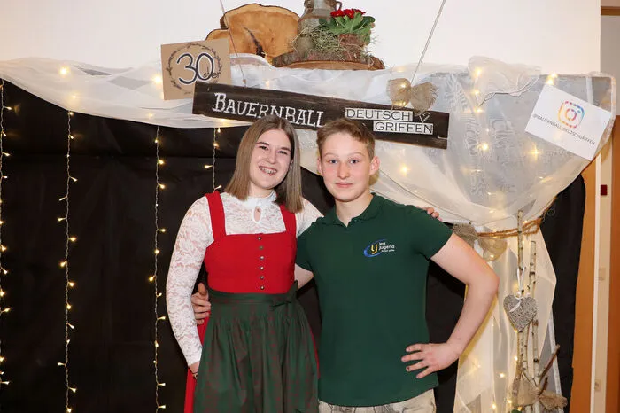 Am Foto von Links: Anna Huber und Lukas Stark (LJ-Kulturreferent).