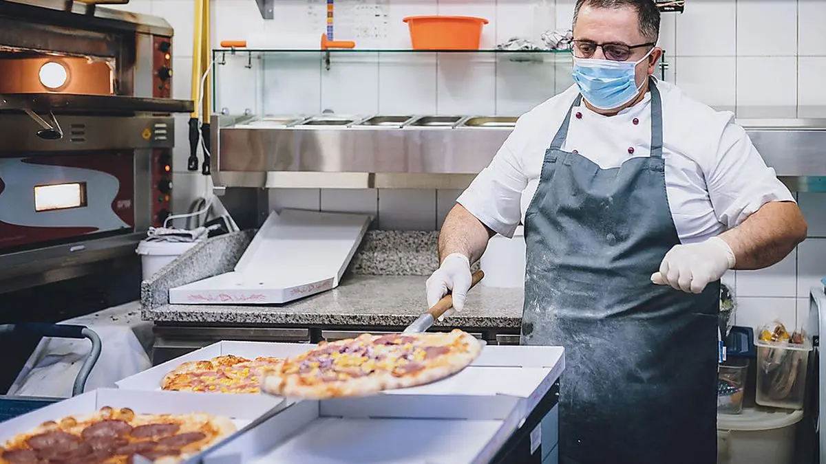 THEMENBILD - Besitzer des Restaurant Zucchini in Kaprun haben durch die Restriktionen der Regierung wegen der weltweiten Coronavirus Pandemie ihr Restaurant auf Lieferservice umgestellt um so ihr Geschäft aufrecht erhalten zu können, aufgenommen am 23. April 2020 in Kaprun, Österreich // Owners of the Restaurant Zucchini in Kaprun have changed their restaurant to a delivery service due to government restrictions because of the worldwide coronavirus pandemic in order to keep their business going, Kaprun, Austria on 2020/04/23. EXPA Pictures © 2020, PhotoCredit: EXPA/ JFK
