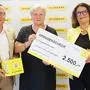 Hilfswerk-Präsidentin Elisabeth Scheucher und Geschäftsführer Horst Krainz übergeben 2500 Euro an Susanne Koschier