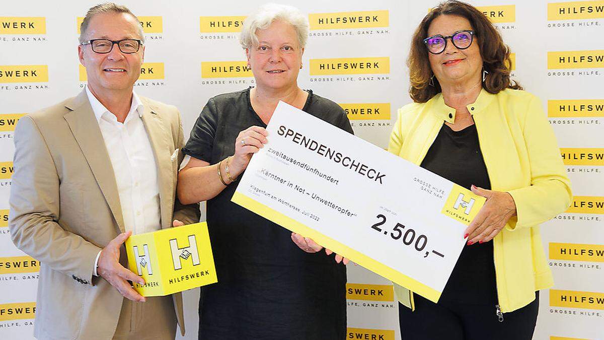 Hilfswerk-Präsidentin Elisabeth Scheucher und Geschäftsführer Horst Krainz übergeben 2500 Euro an Susanne Koschier