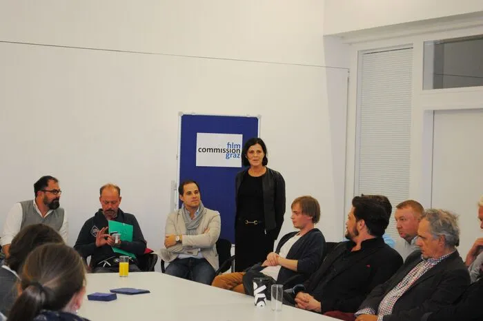 Rosanelli begrüßt die Gäste zum 2. Stammtisch für Filmschaffende