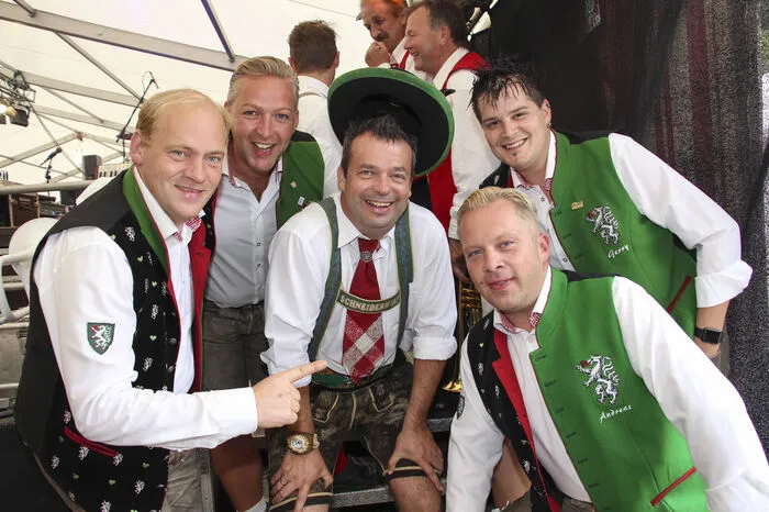 Die Edlseer sorgten für Stimmung im 3000 Mann-Zelt. Mit dabei ebenso die Ursprung Buam und das Schneiderwirt Trio.