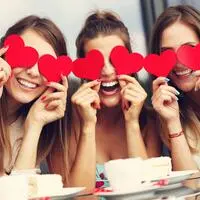 Statt mit dem Partner feiern viele den Valentinstag mit Freunden.