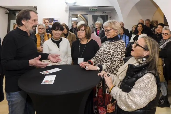 Susann Lew eröffnete die Ausstellung, während Kurator Helmuth Ploschnitznigg die Künstlerinnen Ilse Brunner, Bruni Eckstein, Natalja Grumeth und Ingeborg Urhausen vorstellte.