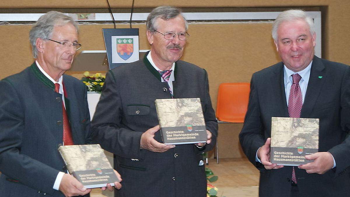 Das Werk ist vollbracht - die Ortschronik wurde präsentiert. Im Bild: Bürgermeister Werner Kirchsteiger, Chronist Josef Riegler, Landeshauptmann Hermann Schützenhöfer 