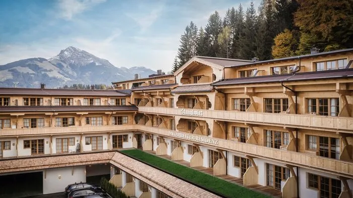 Vor Kurzem wurde in Going am Wilden Kaiser die „Mitarbeiter-Residenz“ des Stanglwirts der Öffentlichkeit präsentiert. Ein imposanter Vollholzbau mit 154 Zimmern zu je 29 Quadratmetern.