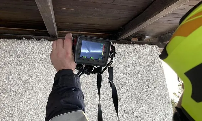 Die Wärmebildkamera zeigte eine Oberflächentemperatur von über 500 Grad Celsius im Bereich der Dachschräge des Dachbodens an