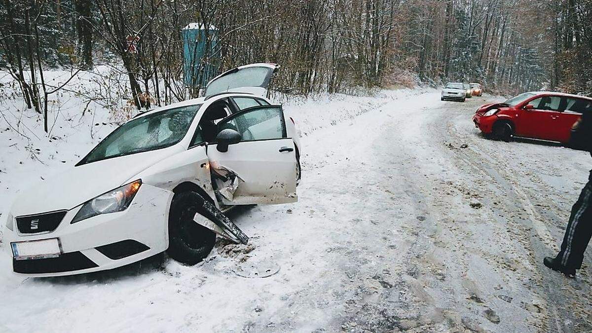 Unfall mit zwei Pkw auf schneeglatter Fahrbahn Donnerstagfrüh in Lafnitz