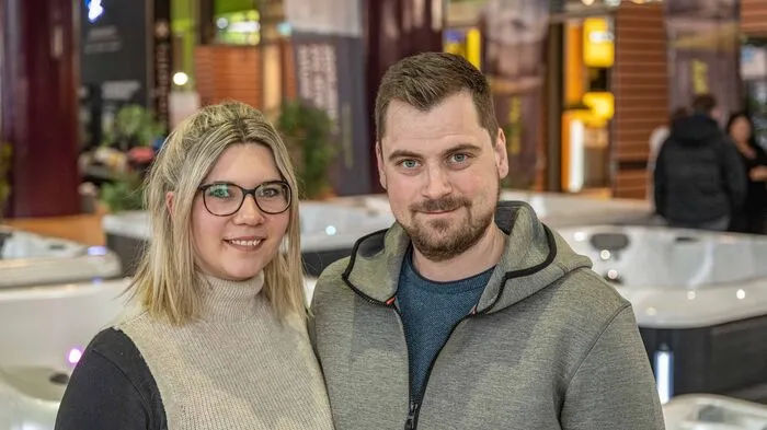 Kerstin und Lukas aus dem Murtal haben eine Landwirtschaft geerbt. Eigentlich sind sie auf der Suche nach einer passenden Haustüre für ihr "altes Steinhaus". Aber auch die Whirlpools schauen verlockend aus ...