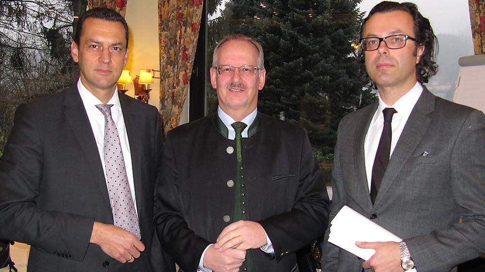 Leopold Pilsner (M.) mit seinen beiden Anwälten Gerald Ruhri (l.) und Stefan Schoeller (r.)