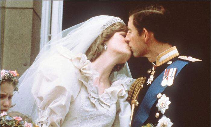 Am 29. Juli 1981 küsste Charles seine Braut, Lady Diana, auf dem Balkon des Buckingham Palastes.
