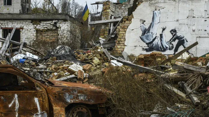 Der mysteriöse Streetart-Künstler Banksy hat sich mutmaßlich in der Ukraine verewigt. Auf seinem Instagram-Kanal veröffentlichte er Bilder von einem Werk auf einem zerstörten Haus, die in der stark verwüsteten Stadt Borodjanka in der Nähe von Kiew aufgenommen worden sein sollen.