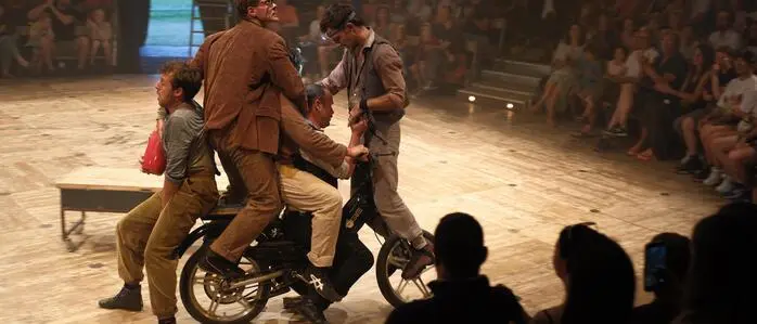 Fünf Artisten auf einem Motorrad in der Manege