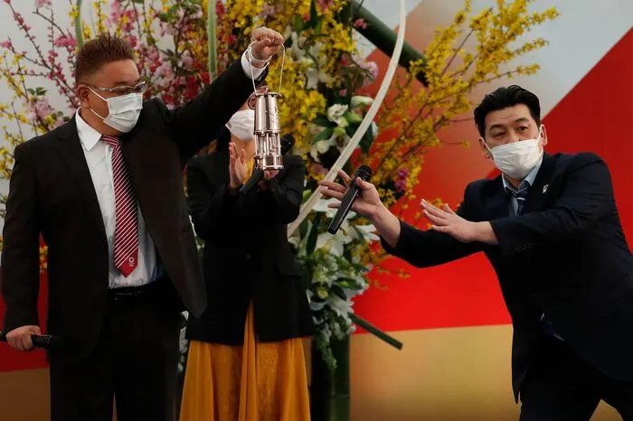 Olympiachefin Seiko Hashimoto sprach von einem "Lichtblick der Hoffnung" für die Welt. "Die olympische Flamme hat auf diesen Moment gewartet, genau wie eine Kirschblütenknospe vor dem Aufblühen."