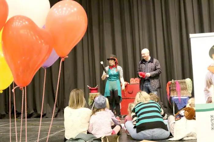 Zahlreiche Fachvorträge rundeten das Programm ab. Und die Kleinen zog Zauberin „Magic & Fire Sabrina“ (Foto) in ihren Bann. Übrigens: Ein Video von der Messe gibt es auf Facebook Kleine Zeitung St. Veit/Feldkirchen zu sehen! Klicken Sie sich durch die Fotogalerie!             