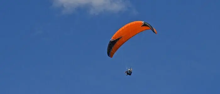 Aufgrund des plötzlichen Aufwindes geriet der Flieger in die Stromleitung (Symbolbild)