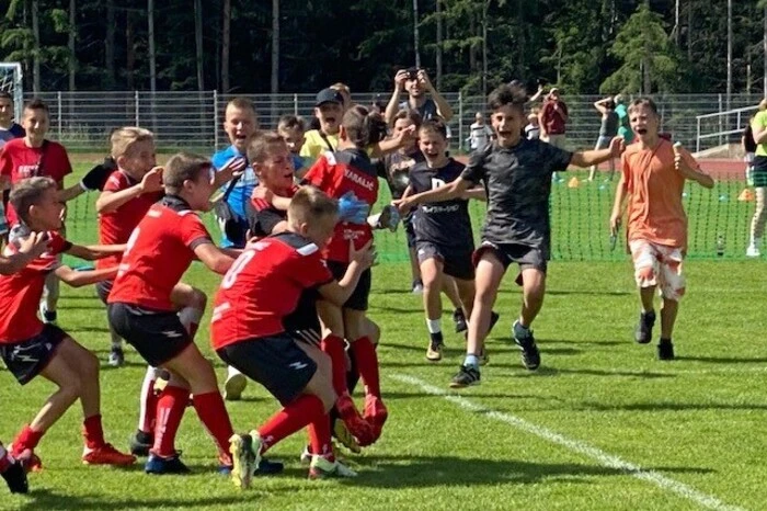 Die restlichen Siegestrophäen gingen an die Grazer Fußballschule Raffl (U 8, U 11, U 13), sowie an Sturm Graz (U 9), FAC (U 10) und NWM Kapfenberg (U 12).