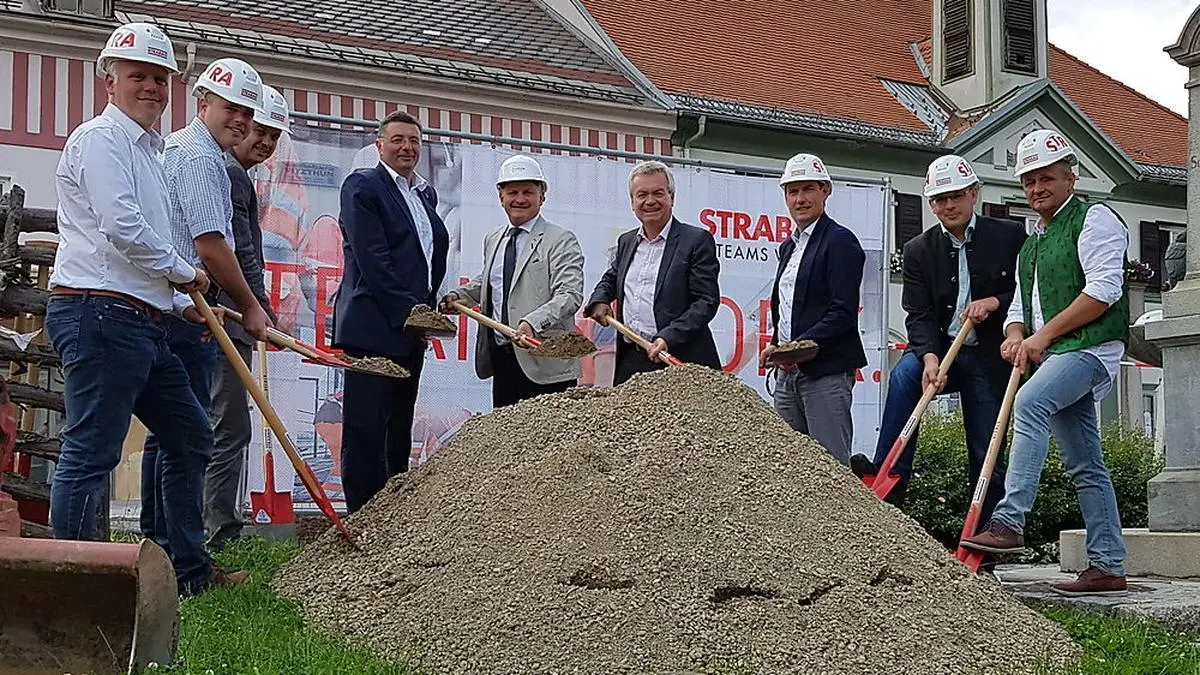 Großer Andrang beim Spatenstich