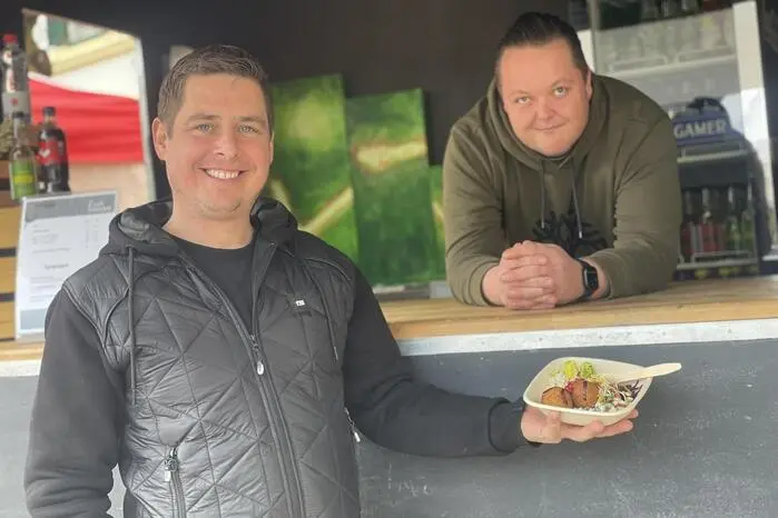 Sehr zufrieden mit dem Gästeaufkommen zeigte sich bereits am ersten Öffnungstag Thomas Hadolt (links) von der Kirchtavern Gleisdorf, der den Markt gemeinsam mit Partnern regelmäßig nach Gleisdorf holt.