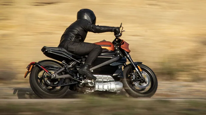 Der angeschlagene Motorradhersteller Harley-Davidson blickt in die Zukunft: Im Sommer haben die US-Boys die Produktion des Elektromotorrads Live Wire bestätigt, im Rahmen der Bike-Messe EICMA hat es jetzt seine Europapremiere gegeben. Und ein paar Details zur mit Spannung erwarteten Maschine gab es gleich dazu.