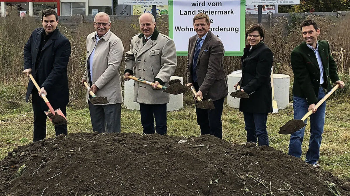 Spatenstich für 32 neue Wohnungen auf dem Gelände der ehemaligen Oberlandhalle  in Leoben-Leitendorf. Architekt Armin Haghirian, Vizebürgermeister Max Jäger, Landesrat Hans Seitinger, Bürgermeister Kurt Wallner, NRAbg. Birgit Sandler und Bauleiter Christian Dechler (Siedlungsgenossenschaft  Ennstal)