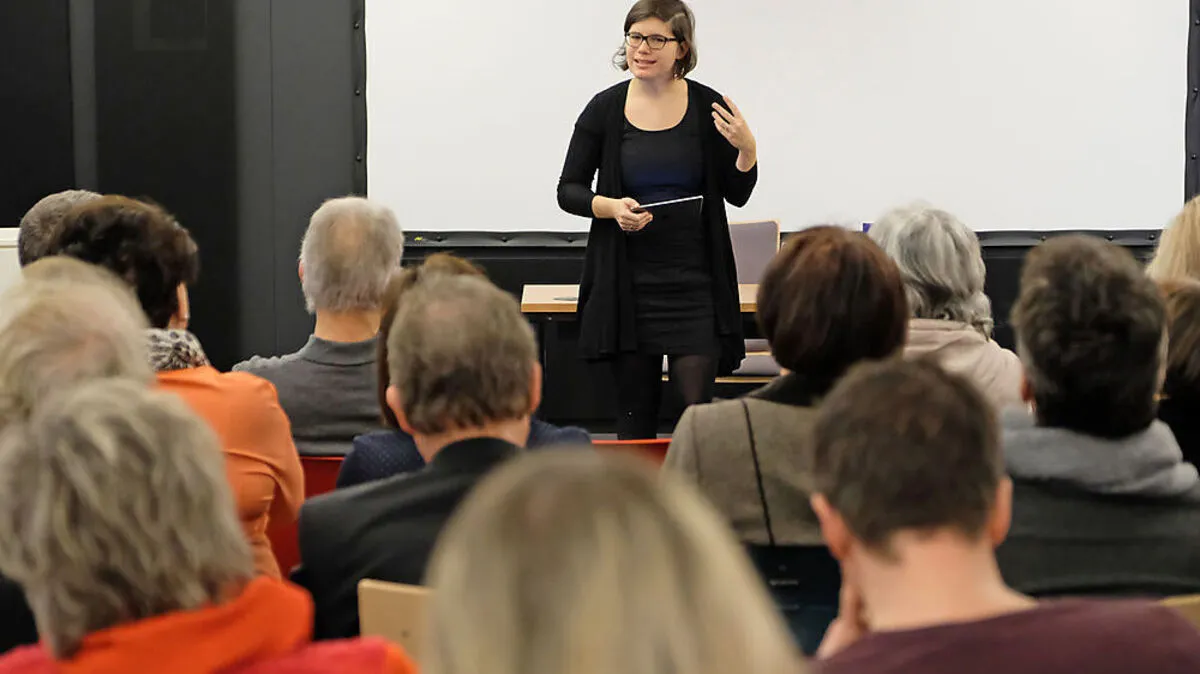 Aufmerksam hörte das Publikum Ingrid Brodnig zu	