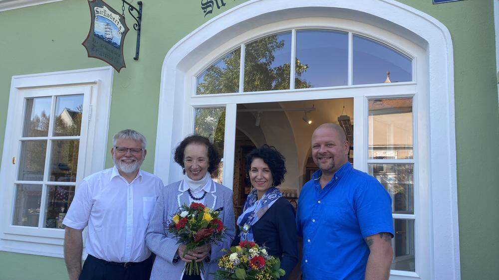 Robert Kögler, Beatrix Kögler, Katrin Hierzer und Hans Peter Hierzer (v.l.n.r.) bei der Eröffnung ihres neuen Teeladens
