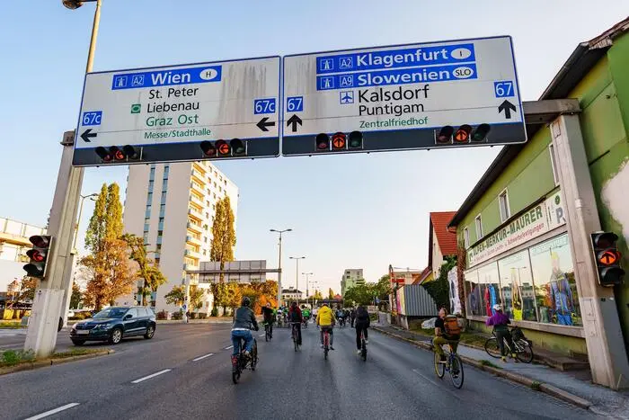 ... in Richtung Weblinger Gürtel. Initiiert wurde der Protest von Fridays for Future, Move it und 1,5 Graz