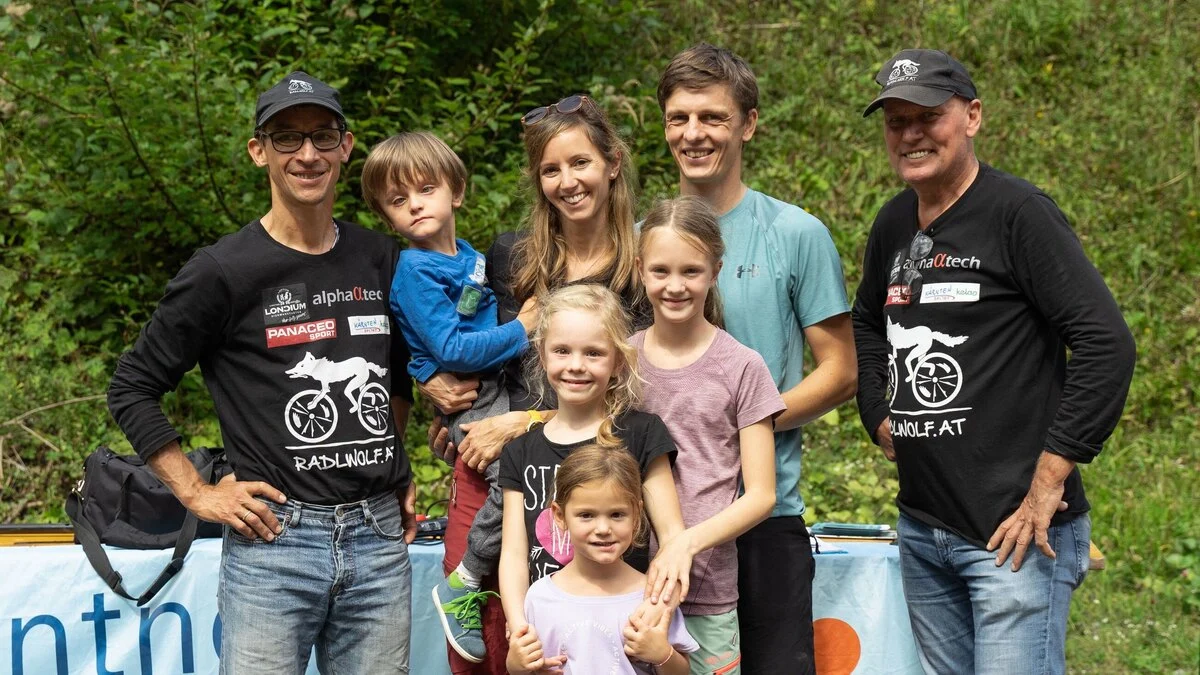 Michi Kurz, Anton mit seinen Eltern, seinen zwei großen Schwestern und seiner Cousine mit "Radlwolf" Wolfgang Dabernig (von links)