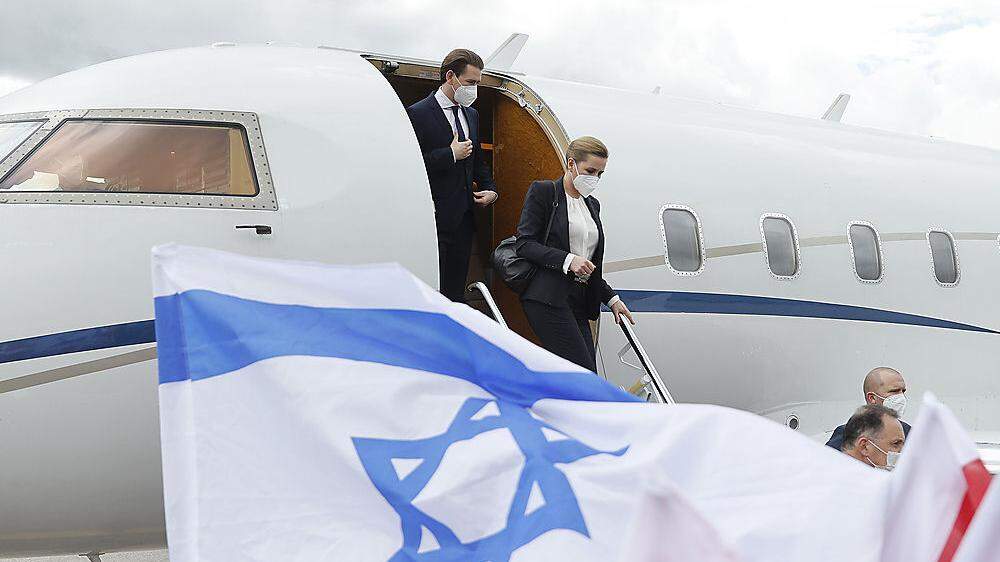 Der Bundeskanzler bei der Ankunft in Israel - hier war er noch gemeinsam mit der dänischen Regierungschefin in deren Jet unterwegs.
