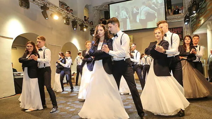 Eine atemberaubende polonaise zeigten die 25 Maturanten mit ihren Tanzpartnern
